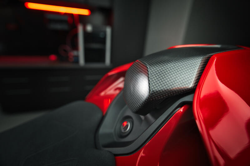 Schienalino / Tampone sella posteriore in carbonio per Ducati Panigale V4 MY 2025 e Streetfighter V4 MY2025